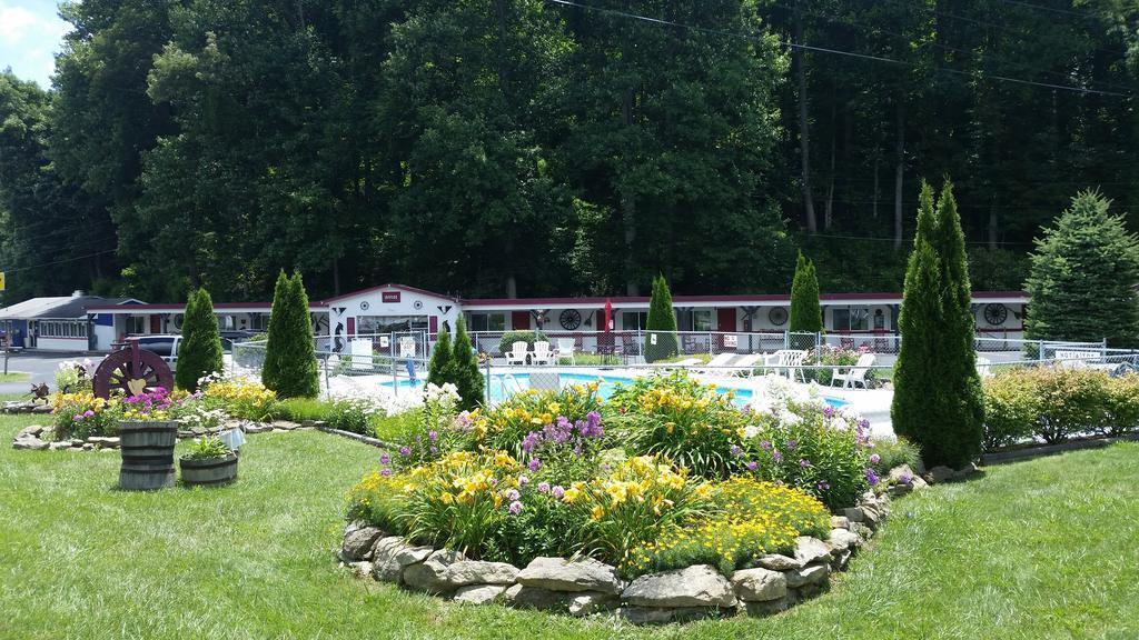 A Holiday Motel - Maggie Valley Exterior photo