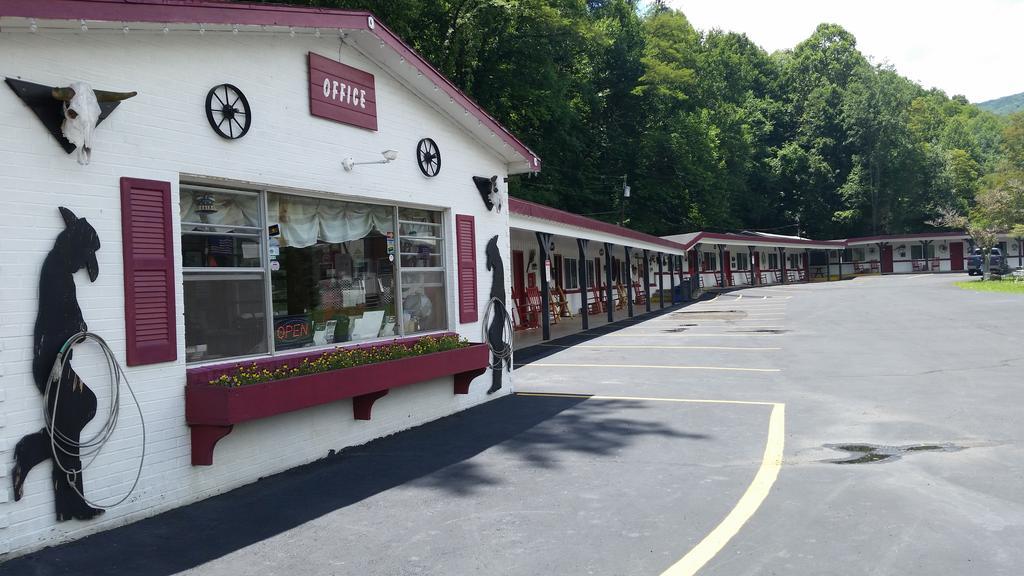 A Holiday Motel - Maggie Valley Exterior photo