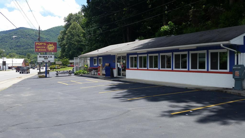 A Holiday Motel - Maggie Valley Exterior photo