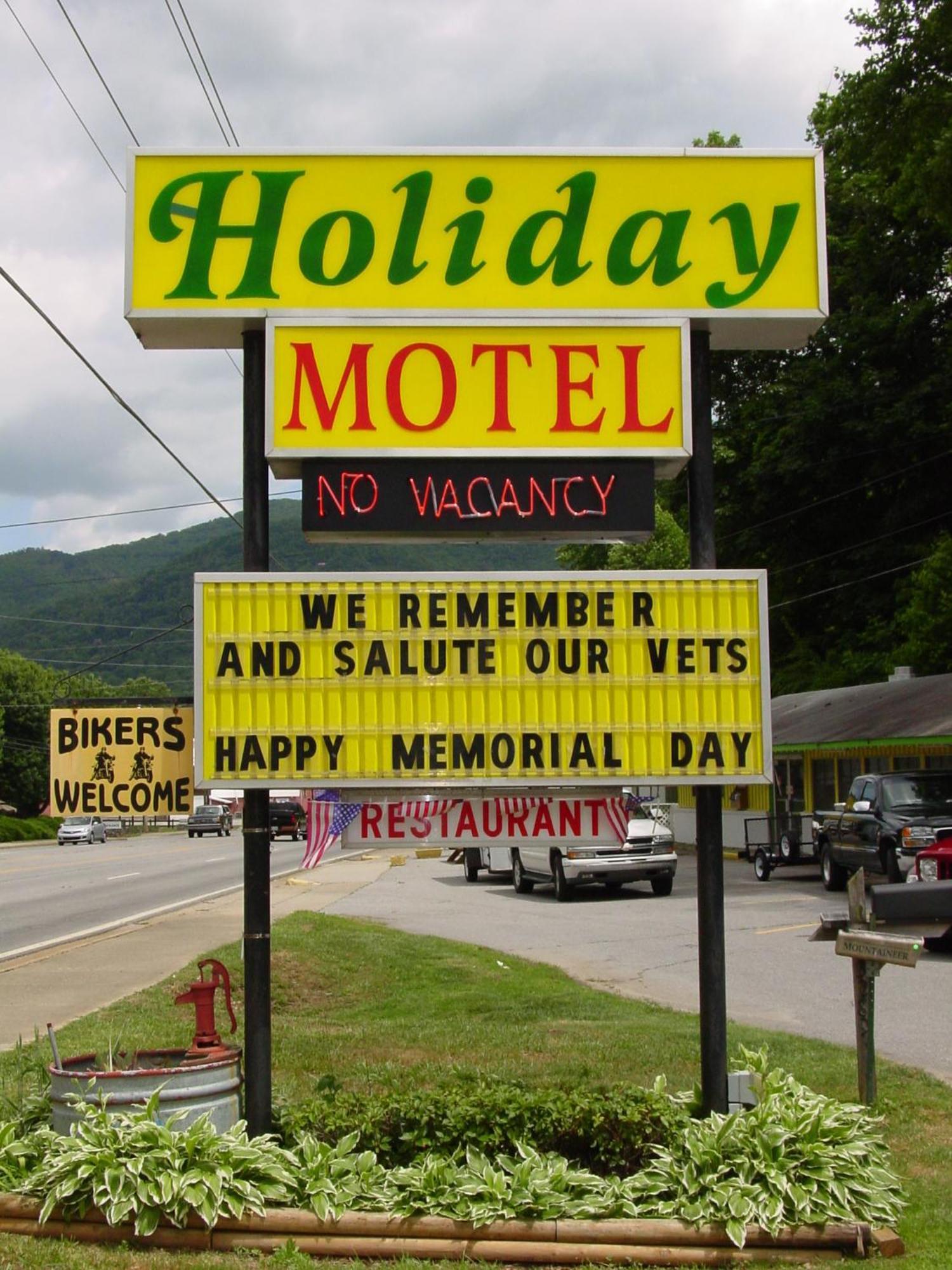 A Holiday Motel - Maggie Valley Exterior photo